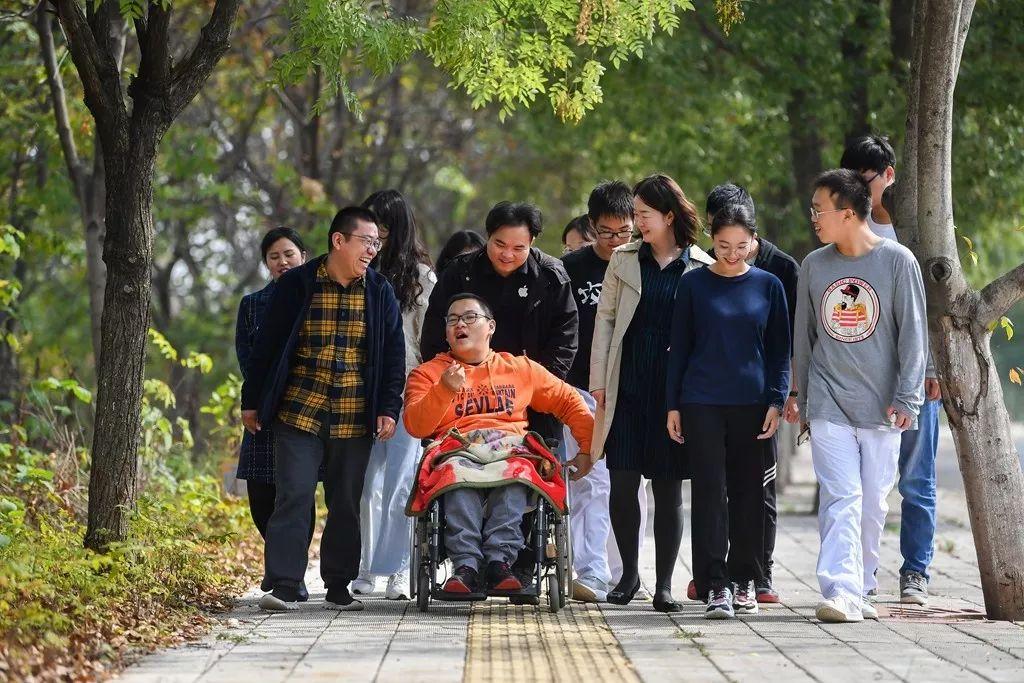 男生食堂买饭遭阿姨多次无视并赶走