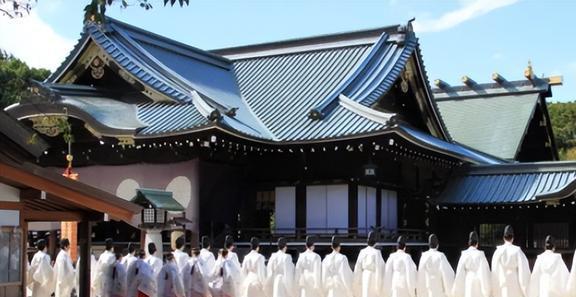 2024澳门码今晚开奖结果_智利女网红在日本神社做引体向上