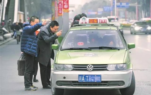 网约车司机与乘客口角引发高速弃客事件，背后的故事探究