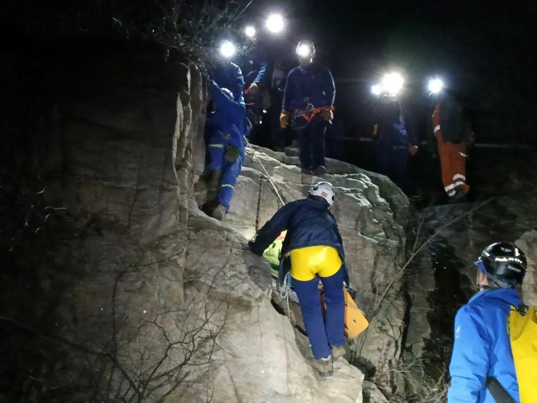 退休教授嵩山野线徒步之旅的悲剧，自信与成就感的挑战之路