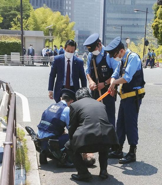 日首相官邸遭遇冲撞事件，作案者穿防护服引发震惊！