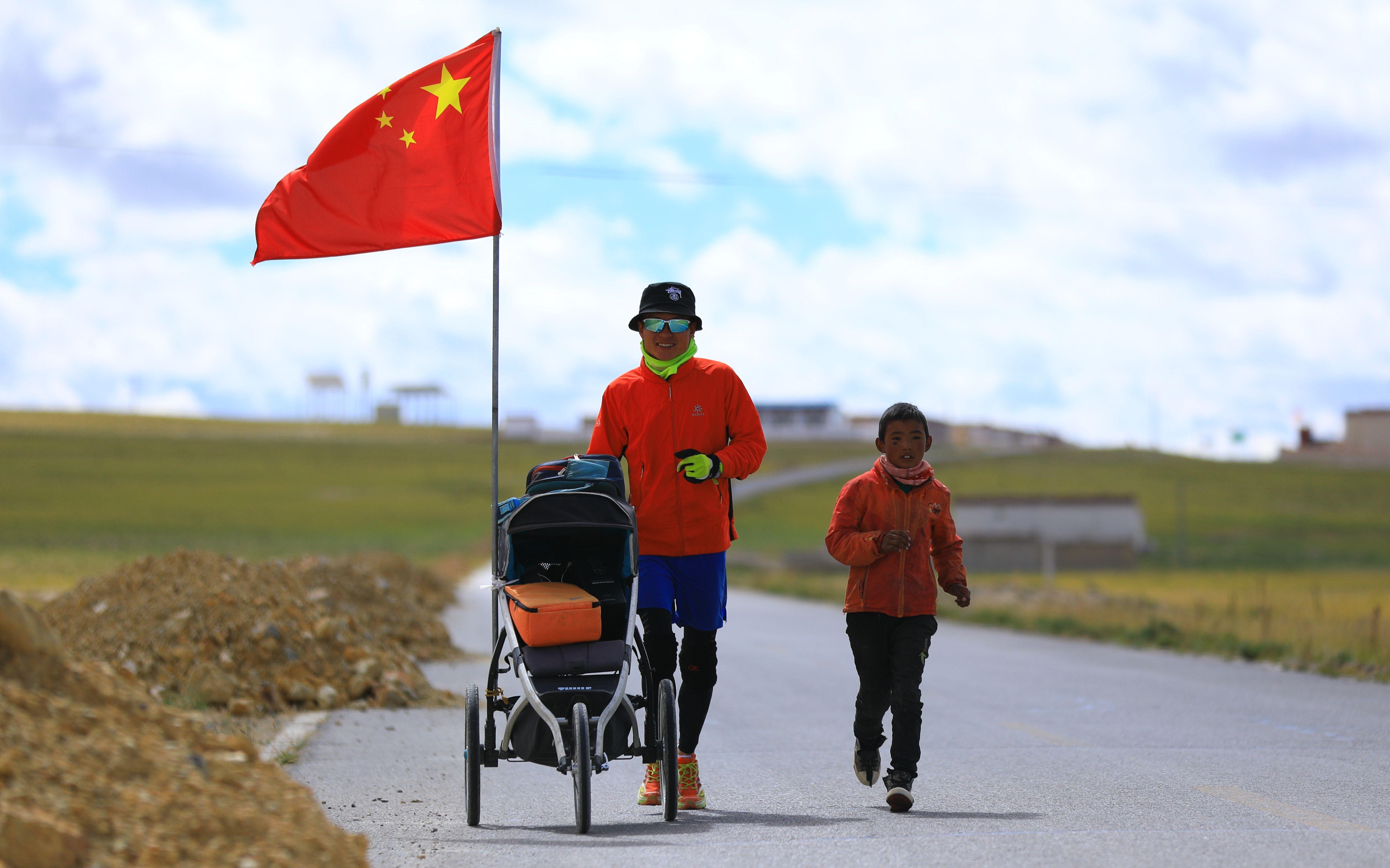 车主高速上的特殊旅途，陪跑与双闪告别的温情瞬间