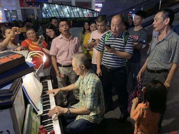 当地调查哥读北大弟辍学卖苹果事件，自然美景背后的励志之旅